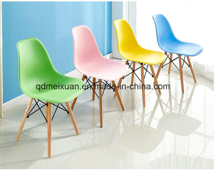 Cheap Colored Popular Plastic Eames Chairs with Wooden Legs (M-X1813)