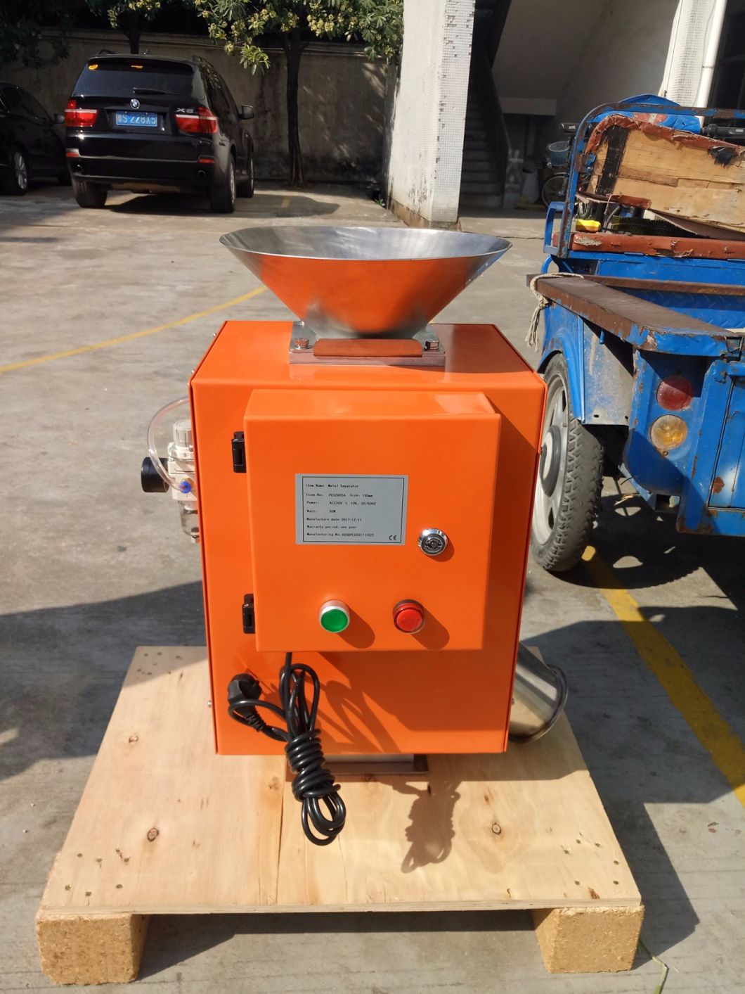 Free Fall Metal Detector for Plastic Injection Molding Machine