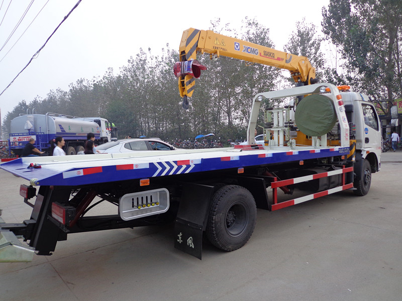Â  Dong Feng 4X2 Flat Bed Wrecker Truck with 2 Ton Crane