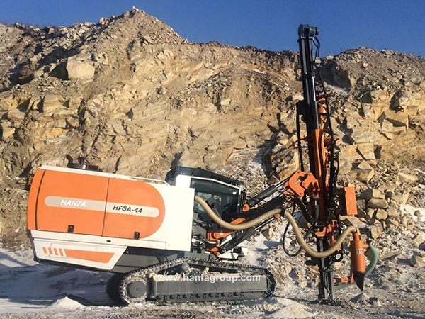 Hfga-44 Automatic DTH Surface Drill Rig, Hydraulic Portable Drilling Machine Made in China