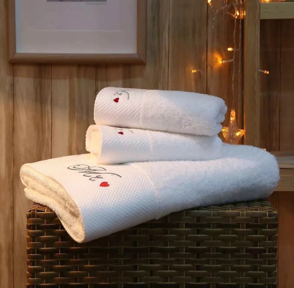 Durable 100% Cotton Embroidery Logo White Bath Towel for Hotel