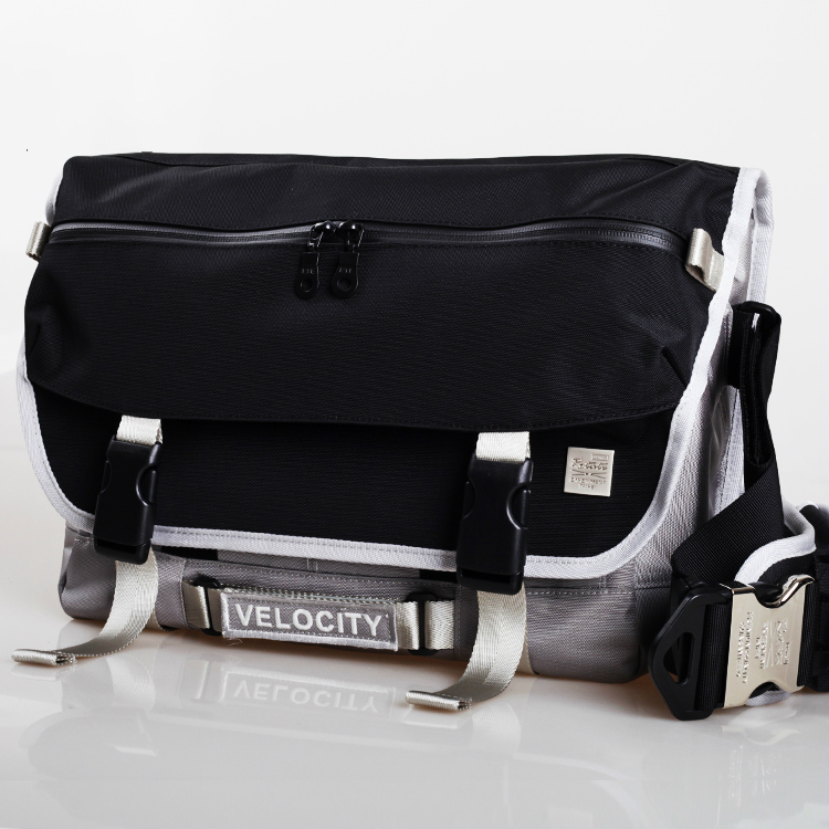 Fashion Nylon Large Capacity Messenger Bag for School Travel Sports