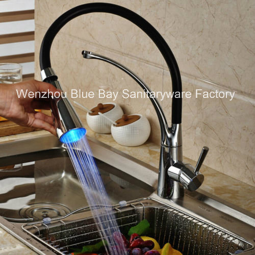 2016 New Design Single Handle LED Kitchen Sink Faucet with Pull out Swivel Sprayer