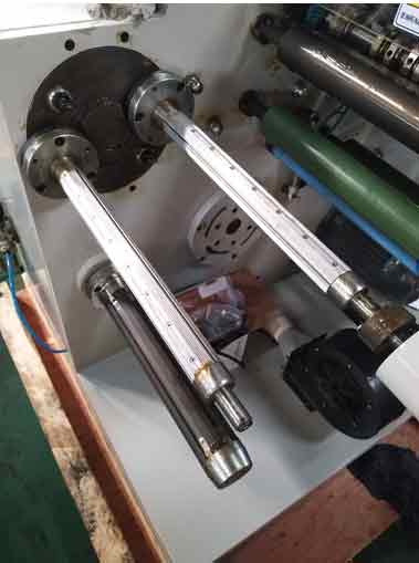 Machine de découpe rotative avec refendeuse Rotary die cutting machine with slitter
