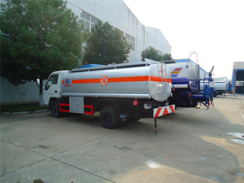 Low Price China Brand 4*2 Transport Fuel Oil Tank Truck with Refueling System