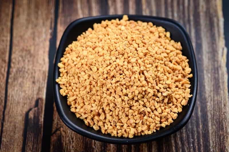 Натуральная здоровая пища, хрустящее масло, ломтики чеснока, жареный лук-шалот, хрустящий жареный чеснок, обезвоженный чеснок