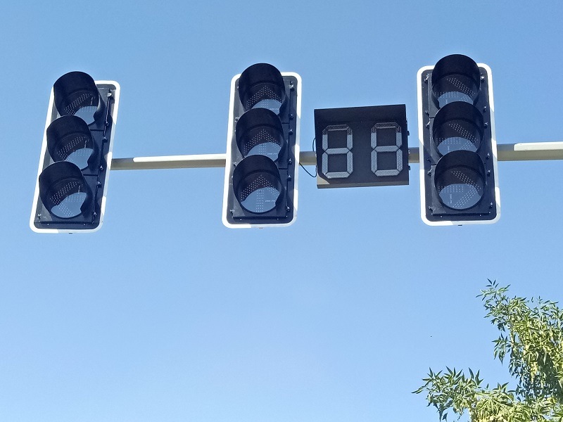 High Luminance LED Flashing Traffic Signal for Roadway Safety