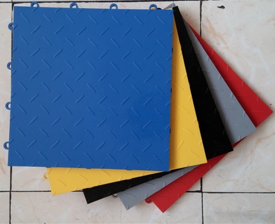 Brilliant-Rubber-Floor-Squares-White-Blue-Vented-Grid-Loc-Rubber-Garage-Floor-Tiles-Flooring