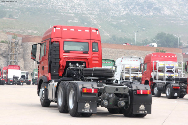 China Sinotruk HOWO 6X4 380HP Heavy Tractor Truck Low Price