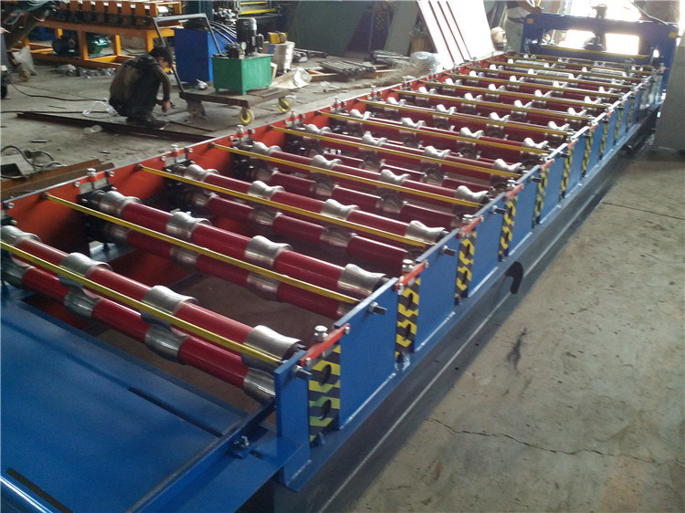 China Color Coated Roofing Sheet Steel Profile Roll Forming Machine