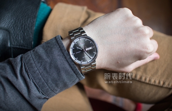 Men see the subway to wear steel strap watches, which is why?
