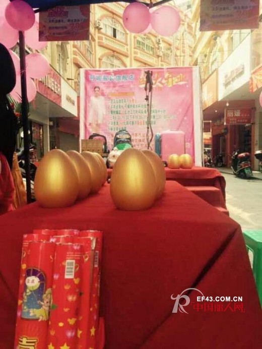 热烈祝贺广西平南廖女士可媚女装第二家分店8月1日盛大开业