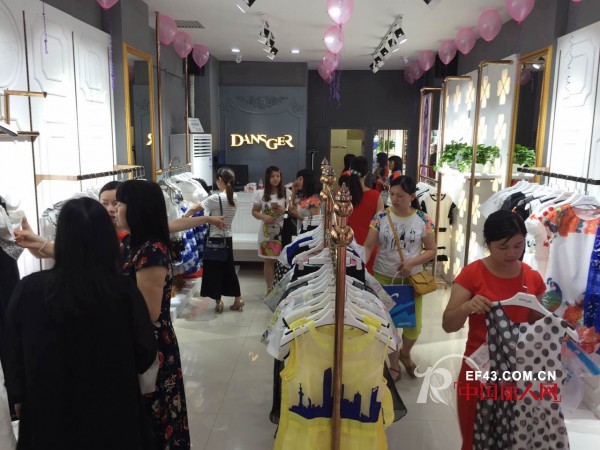丹诗格尔女装河源店开业  开启夏日时尚狂欢季