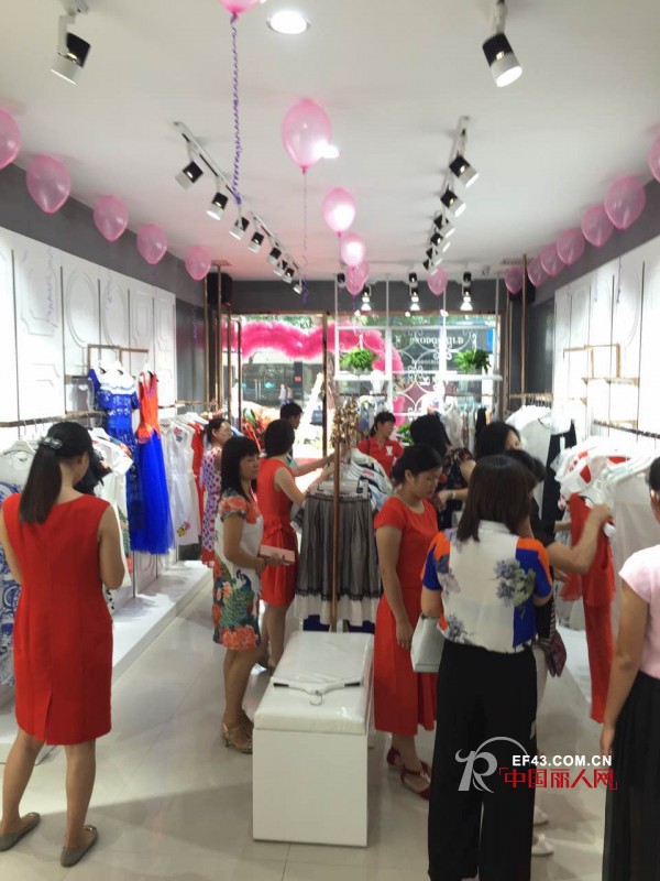 丹诗格尔女装河源店开业  开启夏日时尚狂欢季