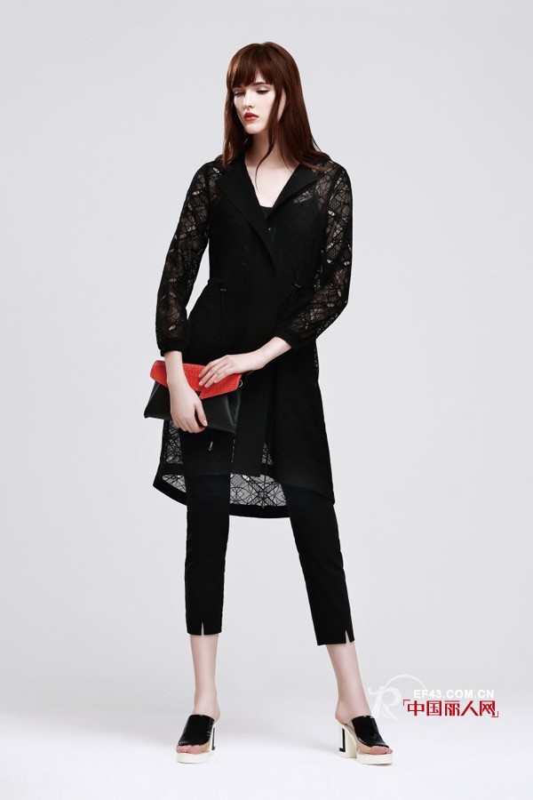 红色的外套里面要怎么搭配 黑色蕾丝长款外套怎么穿好看