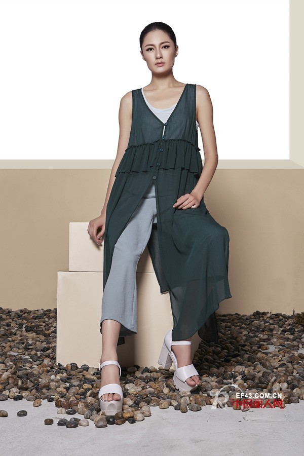 成熟的职业女性怎么穿 夏天穿什么颜色显清凉