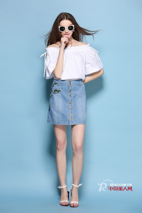 露肩装怎么穿 小露香肩更迷人