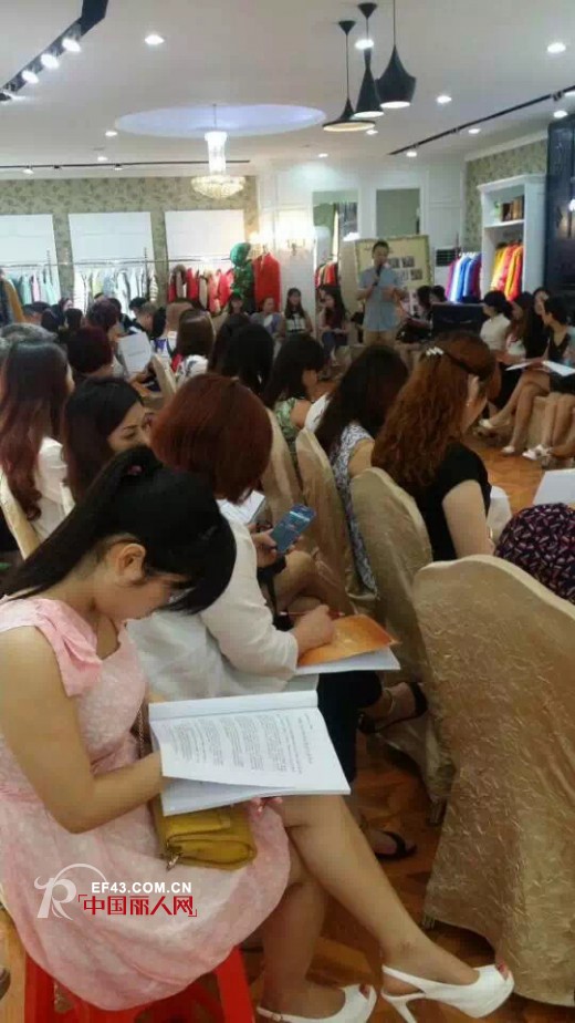 热烈庆祝法国时尚女装HQ Pattein图案2015秋冬新品发布会取得圆满成功！