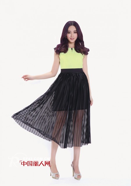 黑色长裙VS白色长裙 夏季穿什么颜色好