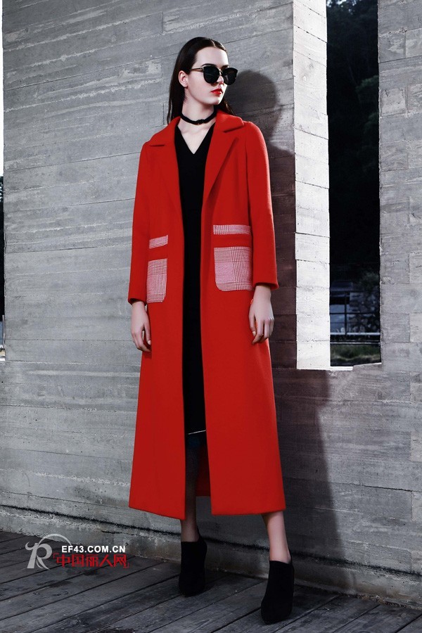 秋冬红色外套里面配什么颜色好看&nbsp; 今年红色呢子大衣怎么搭配好看