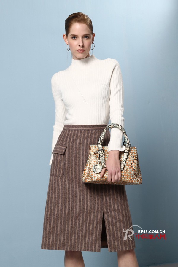 深秋半高领毛衣怎么搭配 半高领毛衣搭配皮裤好看吗