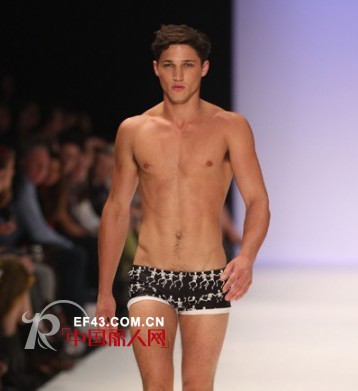 演绎愉悦的夏日海滩画面 NATHAN PAUL SWIMWEAR泳装