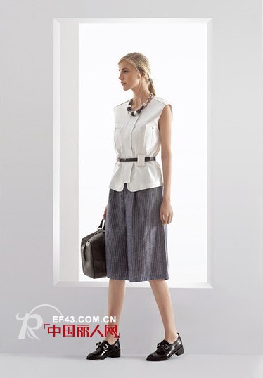 无袖+阔腿裤 搭出夏季新风尚