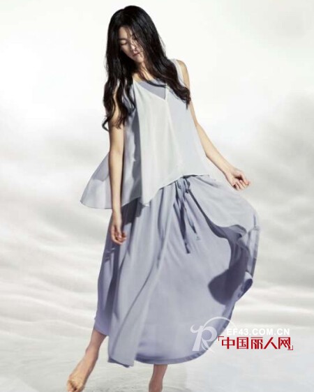 依丁可唯简约女装搭配 给视觉带来一场完美享受