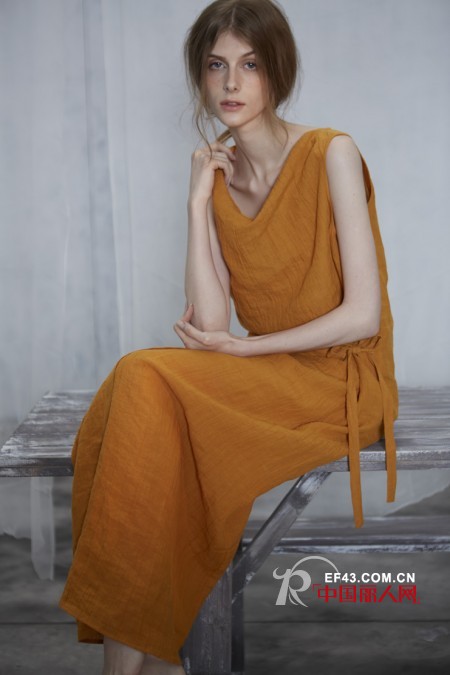 裙摆摇曳风情万种 夏日长裙怎能少？