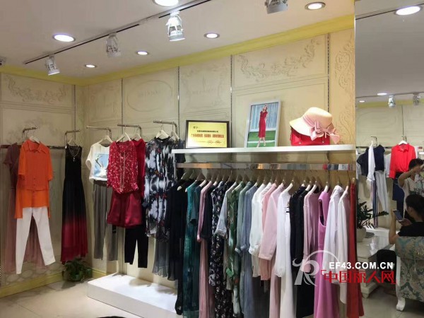 热烈祝贺赫梵茜广州新塘大润发店盛大开业