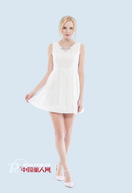 什么款式的纯白连衣裙好看 诺娜莉时尚纯白连衣裙