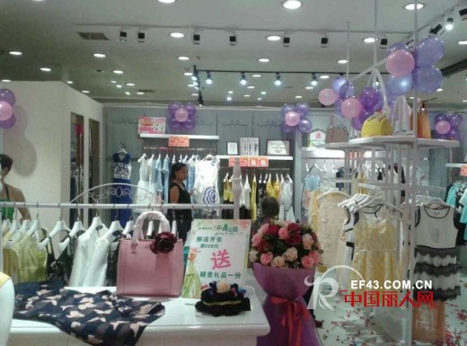 热烈庆贺丹诗格尔品牌女装中山小榄店盛大开业