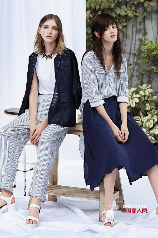 年轻的女孩子上班穿什么衣服