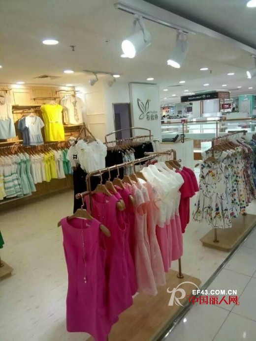 热烈庆贺彤欣格专卖店“五一”假期业绩全线飘红