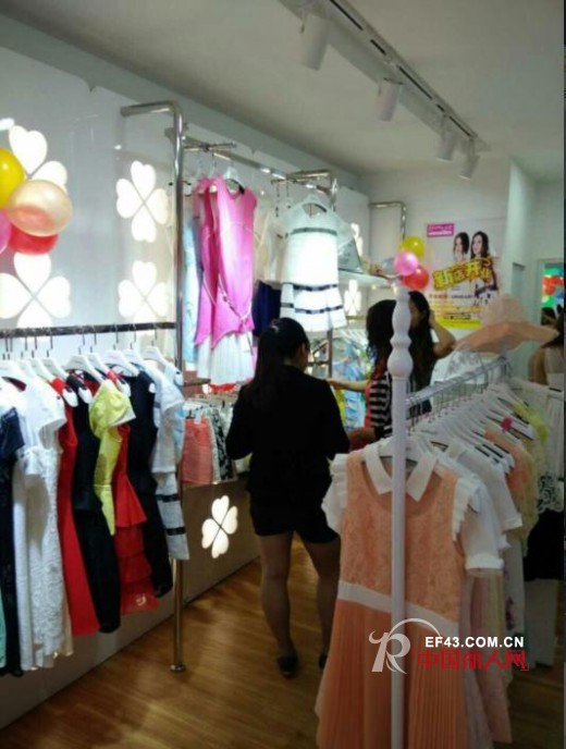 热烈庆贺丹诗格尔品牌女装云南昭通盐津店盛大开业