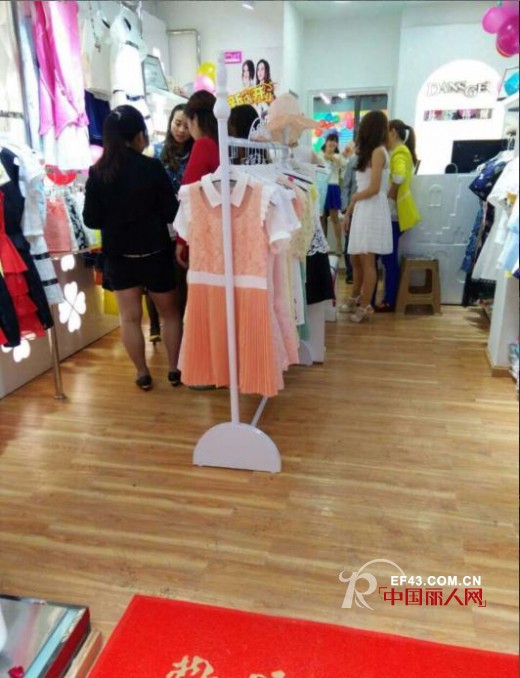 热烈庆贺丹诗格尔品牌女装云南昭通盐津店盛大开业