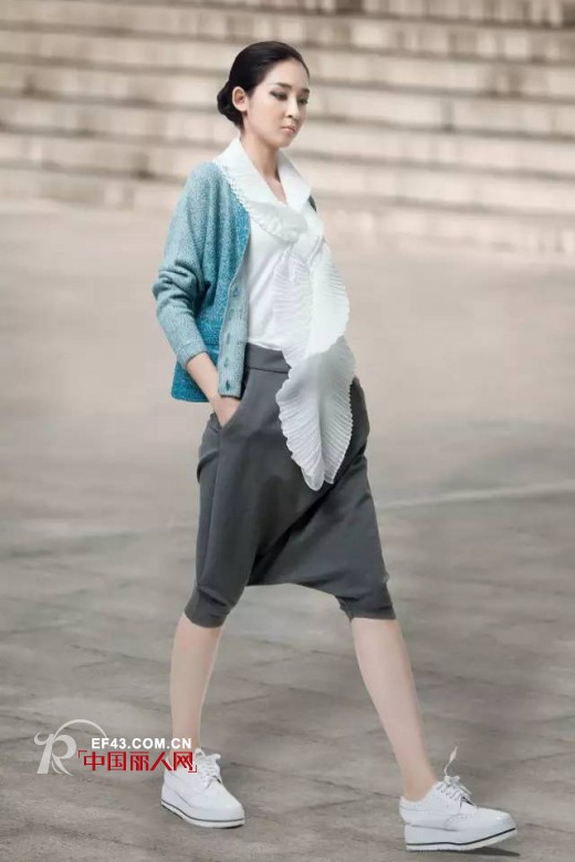 早秋搭配小外套推荐：海蓝色针织开衫&nbsp; 针织开衫怎么搭配
