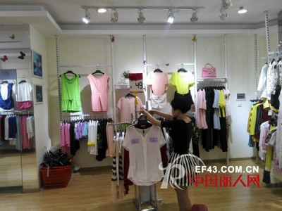 热烈祝贺都市衣柜品牌女装肇庆金利新时代广场店隆重开业