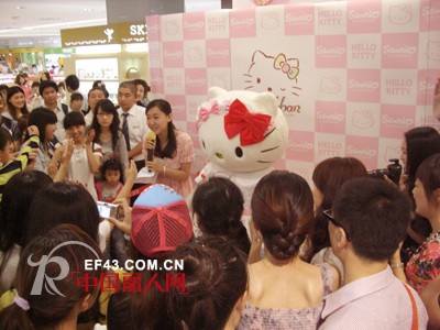 R.Ribbon内衣品牌推广活动暨Hello Kitty见面会走进宁波银泰万达店