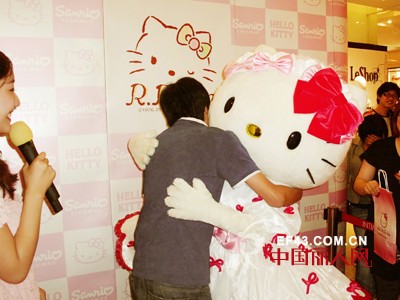 R.Ribbon内衣品牌推广活动暨Hello Kitty见面会走进宁波银泰万达店