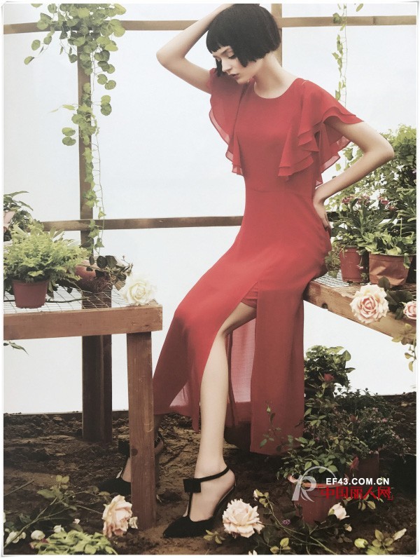 红色连衣裙怎么拍照好看 拍照穿什么颜色衣服
