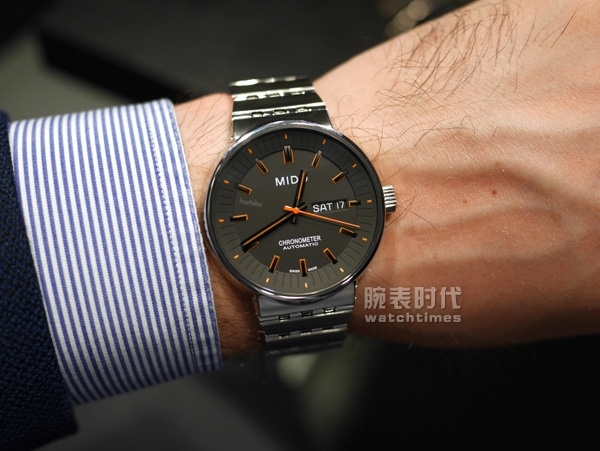 Men see the subway to wear steel strap watches, which is why?