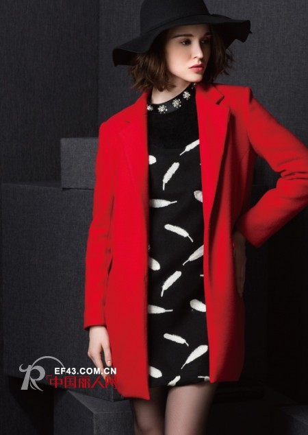 秋季红色外套穿什么打底 秋款红外套搭配技巧