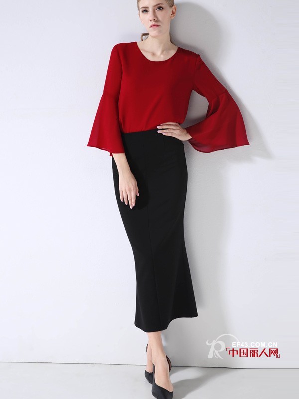 黑色裙子应该搭配什么上衣 成熟女性的夏季时尚搭配