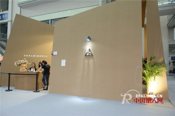 zealeiseric佐兰诗静静绽放于深圳服交会 兀自开放绽放光芒