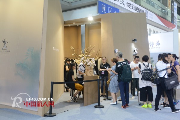 zealeiseric佐兰诗静静绽放于深圳服交会 兀自开放绽放光芒