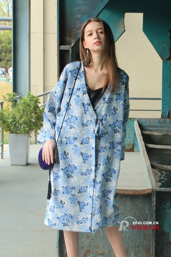 日系睡袍风外套里里面要穿什么 日系风的绑带外套好看吗
