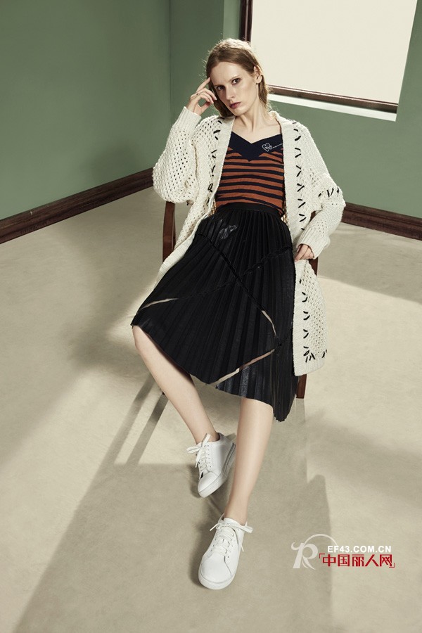 长款毛衣外套里面配什么衣服  长款毛衣开衫配什么裤子