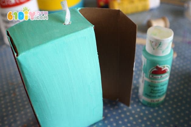 Children use a waste paper box to make a camera