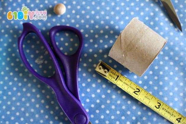 Children use a waste paper box to make a camera